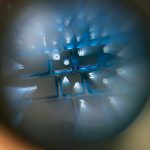 Imagen de una lupa sobre un teclado de ordenador