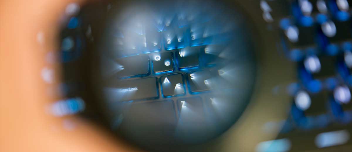 Imagen de una lupa sobre un teclado de ordenador
