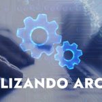 Imagen de una persona escribiendo en su laptop con las palabras “Actualizando archivos” superpuestas.