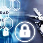 imagen de un candado sobre un disco duro con una superposición de energía digital.