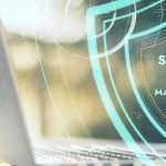 Imagen de un escudo digital con las palabras "Escaneando en busca de malware..." sobre una computadora portátil.