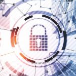 Imagen de un candado digital superpuesto a un fondo de edificios empresariales.